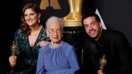 FILE PHOTO: 89th Academy Awards - Oscars Backstage - Hollywood, California, U.S. - 26/02/17 – Presenter Katherine Johnson with Best Feature Documentary winners Ezra Edelman and Caroline Waterlow for O.J: Made in America. REUTERS/Lucas Jackson/File Photo -