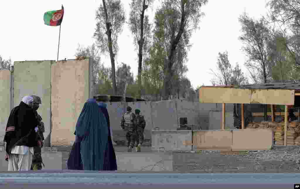 قندھار کے ہوائی اڈے کے کمپاؤنڈ میں نیٹو اور افغان افواج کے فوجی ہیڈ کوارٹرز بھی شامل ہیں۔