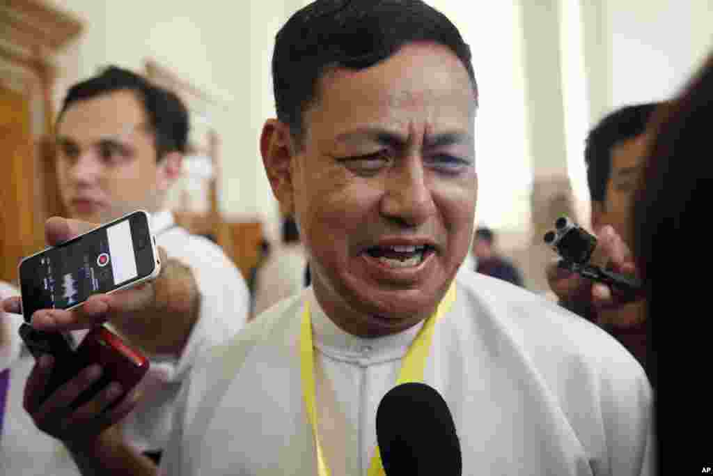 Myanmar Information Minister Ye Htut talks to journalists during a press briefing at parliament building Tuesday, Aug 18, 2015, in Naypyitaw, Myanmar. Parliament has reopened for its final session before Myanmar's nationwide election, with a spotlight on the influential speaker following his violent ouster as head of the military-backed ruling party. (AP Photo/Khin Maung Win)