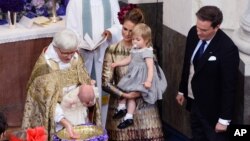 Uskup Agung Swedia Antje Jackelen membaptis Pangeran Nicolas, disaksikan Putri Madeleine yang menggendong Putri Leonore dan Christopher O'Neill, dalam upacara di Gereja Istana Drottningholm, dekat Stockholm. (Foto: Dok)