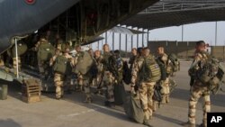 Pasukan Perancis yang diterjunkan untuk operasi militer di Mali siap menaiki pesawat di bandara N'Djamena, ibukota Chad (11/1). 