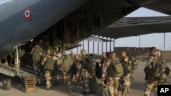 This picture released by the French Army Communications Audiovisual office shows French soldiers boarding for Bamako at N'Djamena's airport, in Chad, Jan. 11, 2013.