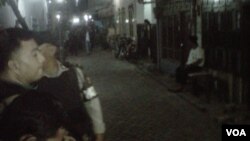 Densus 88 melakukan penggerebekan terduga teroris di sebuah rumah di Kalilom, Surabaya Senin malam (20/1). 