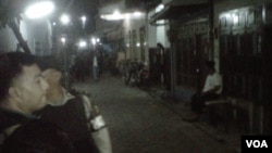 Densus 88 melakukan penggerebekan terduga teroris di sebuah rumah di Kalilom, Surabaya Senin malam (20/1). 