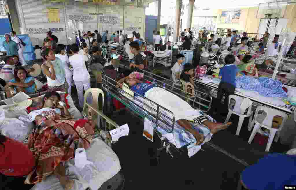 Los pacientes del hospital descansan tras ser evacuados del nosocomio después del terremoto que afectó la ciudad de Cebú en la región central de Filipinas este martes 15 de octubre de 2013.