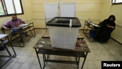 이집트 대통령 선거 이틀째인 지난 27일 카이로의 한 투표소가 유권자 없이 한산한 모습이다.