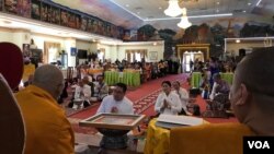 ເຈົ້າ​ຟ້າ​ຊາຍ ສຸ​ຣິວ​ົງ​ສະ​ຫວ່າງ ແລະ​ພະ​ຊາ​ຍາ ເຈົ້າ​ຍິງ​ຈັນ​ສຸກ ພ້ອມ​ດ້ວຍ​ຄະ​ນະ ຮ່ວມ​ສະ​ຫຼອງ ​ວັນ​ນັກ​ລົ​ບ​ເກົ່າ ​ຄົບ​ຮອບ 69 ປີ ແຫ່ງ​ອະ​ດີດພະ​ລາດ​ຊ​ະ​ອາ​ຈັກ​ລາວ ທີ່​ວັດ​ລາວພຸດ​ທະ​ວົງ ລັດ​ເວີ​ຈີ​ເນຍ ວັນ​​ເສົາ ທີ 23 ມີ​ນາ 2019.