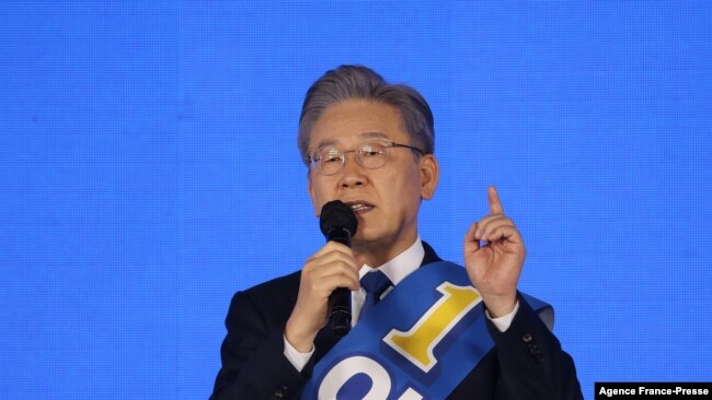 Gyeonggi governor Lee Jae-myung, South Korea's ruling Democratic Party contender for next year's presidential election, speaks in Seoul on Oct. 10, 2021.