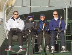 Chelsea Clinton (kedua dari kiri) bersama temannya dan dua agen Secret Service saat liburan ski.