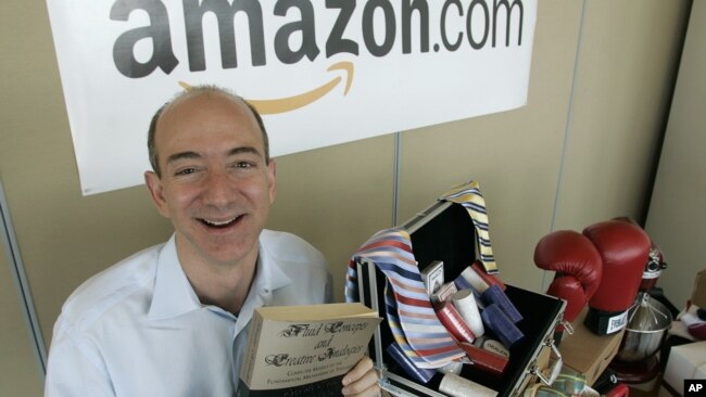 Người sáng lập Amazon.com Jeff Bezos cầm cuốn sách "Fluid Concepts and Creative Analogies" của Douglas Hofstadter -cuốn sách đầu tiên bán trên Amazon.com - ảnh chụp ngày 17/6/2015.