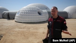 Gernot Groemer, komandan misi Amadee-18 Simulasi Kehidupan di Mars, di gurun Dhofar, Oman.