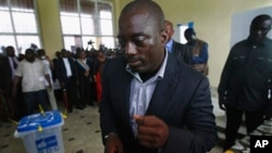ປະທານາທິບໍດີຄອງໂກ ທ່ານ Joseph Kabila ຂະນະປ່ອນບັດເລືອກ ຕັ້ງທີ່ເມືອງຫລວງ Kinshasa