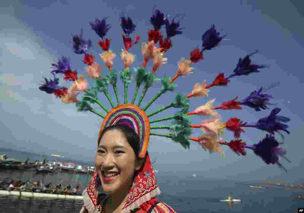 22일 전통복장을 하고 지구의 날 기념 행사에 참가한 필리핀 소녀. 