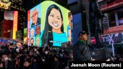 Walikota New York Eric Adams berbicara dalam acara mengenang Michelle Go, perempuan yang tewas setelah didorong ke depan kereta api bawah tanah yang melaju, di Times Square, New York, pada 18 Januari 2022. (Foto: Reuters/Jeenah Moon)