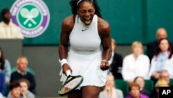 Serena Williams célèbre sa victoire à Londres, le 1er juillet 2016.