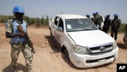 지난해 12월 아프리카 수단 다르푸르 지역에서 발생한무장단체의 공격 현장을 유엔 평화유지군과 당국 관계자들이 조사하고 있다. 