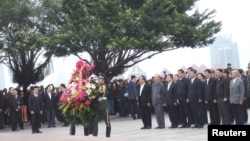 大公网发布的照片显示2012年习近平（右起第四人）在深圳莲花山邓小平青铜像前参加纪念邓小平仪式