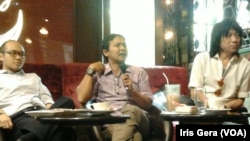 Diskusi bertema Kabinet Harapan Rakyat di Jakarta, Kamis, 9 Oktober 2014. Dari kiri: Yunarto Wijaya, Arie Sudjito, Abdee Slank (Foto: VOA/Iris Gera)