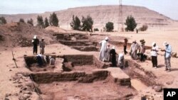 Kru penggalian bekerja untuk Museum University of Pennsylvania Museum di situs tempat ditemukannya rumah walikota Abydos, Mesir, musim panas 1999. 