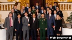 ຍາ​ຍົກ​ລັດ​ຖະ​ມົນ​ຕີ Nguyễn Xuân Phúc ຂອງ​ຫວຽດ​ນາມ ໃຫ້​ການ​ຕ້ອນ​ຮັບ​ແກ່ທ່ານ Mark Esper, ລັດ​ຖະ​ມົນ​ຕີ​ກະ​ຊວງ​ກ້ອງ​ກັນ​ປະ​ເທດ​ສະ​ຫະ​ລັດ ໃນ​ວັນ​ທີ 20 ພະ​ຈິກ 2019 