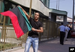 Un Libyen vivant en Bosnie se réjouit devant l'ambassade libyenne à Sarajevo