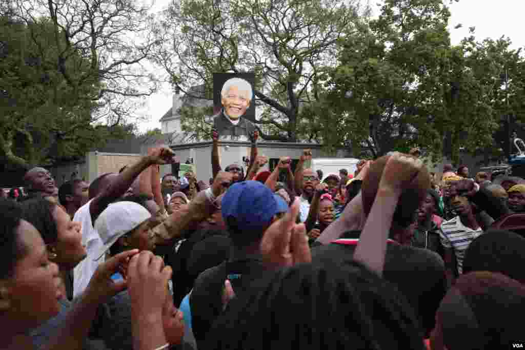 Crowds sing and chant outside Mandela&#39;s Houghton home in South Africa. (Hannah McNeish for VOA)