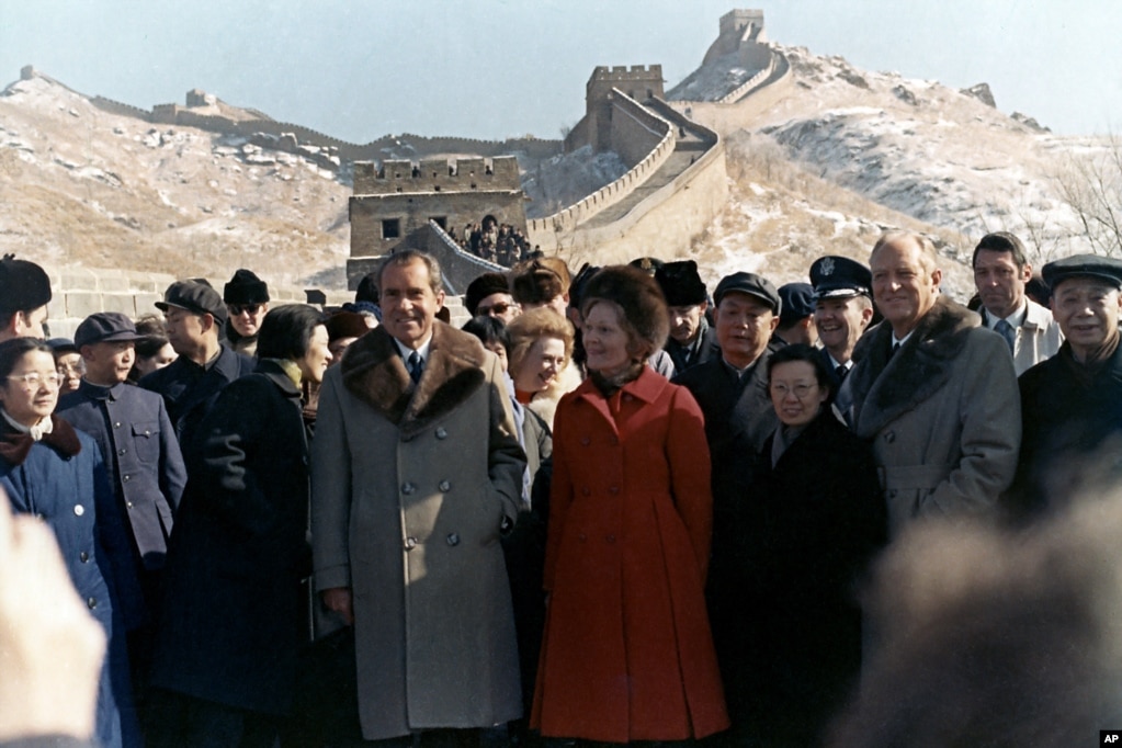 1972年2月24日，美國總統尼克松、尼克松夫人和美國國務卿羅傑斯遊覽長城。 左側女士為為尼克松講解和翻譯的章含之