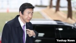 윤병세 한국 외교부 장관이 지난 12일 서울 정부서울청사에 도착하고 있다.