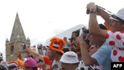 Des spectateurs appladissent les coureurs lors de la course cycliste du Tour de France sur 109,5 kilomètres (86 miles), sur l'Alpe d'Huez au cours de la 19ème étape de la course cycliste du Tour de France.