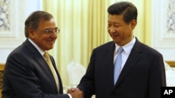 U.S. Defense Secretary Leon Panetta, left, shakes hands with China's Vice President Xi Jinping at the Great Hall of the People in Beijing, China, September 19, 2012. 