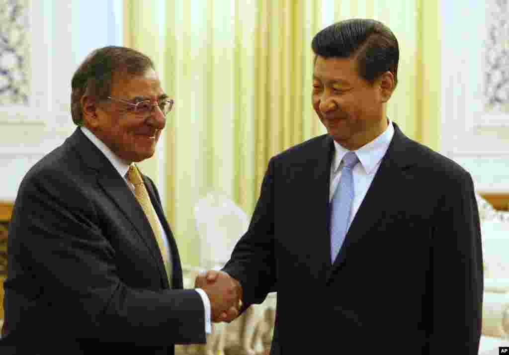 美國國防部長帕內塔9月19日在北京人民大會堂與中國國家副主席習近平握手。