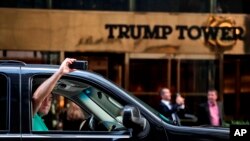 Las acusaciones son por escuchar conversaciones en las oficinas en la Torre Trump en la ciudad de Nueva York antes de las elecciones presidenciales de noviembre de 2016.