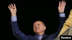 Predsjednik Erdogan pozdravlja svoje pristalice u Istanbulu