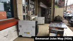 Des groupes électrogènes pour faire face aux perturbations du courant électrique au quartier Tsinga, à Yaoundé, le 15 août 2019. (VOA/Emmanuel Jules Ntap)