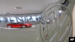 Pantulan gambar mobil Porsche 911 terlihat di badan mobil Volkswagen (VW) Kaefer produksi tahun 1950 (Foto: dok). Porsche secara resmi akan menjadi bagian dari VW 1 Agustus 2012 mendatang.