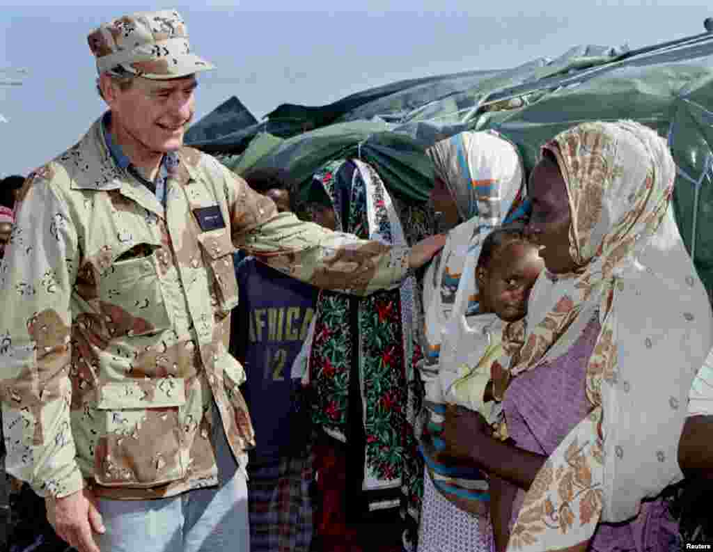 دیدار با تعدادی از زنان و کودکان سومالیایی هنگام بازدید از نیروهای نظامی آمریکا در سومالی