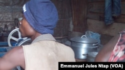 Deux jeunes spécialisés dans les travaux des finitions des cocottes à Yaoundé, le 16 novembre 2017. (VOA/Emmanuel Jules Ntap)