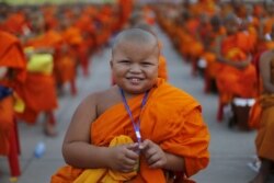 Pemula Buddhis berpose saat para biksu berkumpul di Pathum Thani, di luar Bangkok 22 April 2016. (Foto: REUTERS/Jorge Silva)