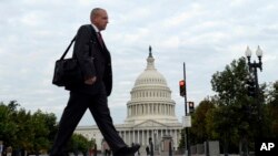 Seorang pria melintas dekat Capitol Hill di Washington, 1 Oktober 2013. (Foto: AP/arsip)