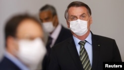 Le président brésilien Jair Bolsonaro avant une conférence de presse pour annoncer des mesures visant à freiner la propagation du coronavirus, Brasilia, 18 mars 2020. (REUTERS/Adriano Machado)