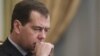 Медведев в интервью ведущим телеканалам не исключил своего нового президентства 