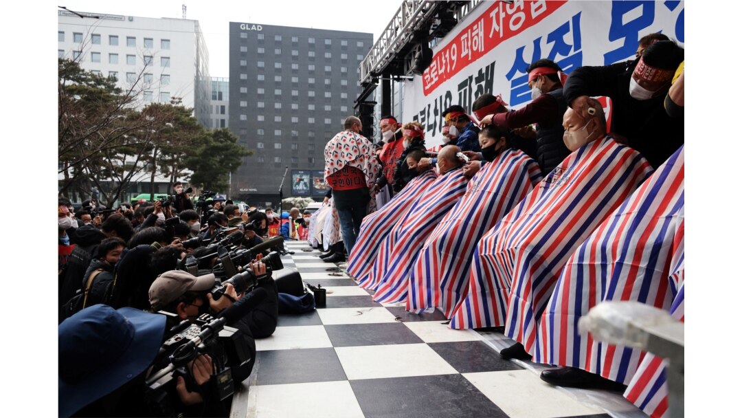 Aksi cukur rambut para pemilik bisnis Korea Selatan di dekat Majelis Nasional di Seoul, Korea Selatan, 25 Januari 2022. (REUTERS//Kim Hong-Ji)