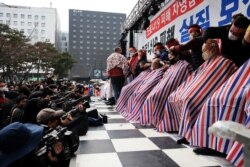Aksi cukur rambut para pemilik bisnis Korea Selatan di dekat Majelis Nasional di Seoul, Korea Selatan, 25 Januari 2022. (REUTERS//Kim Hong-Ji)