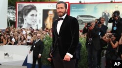 Jake Gyllenhaal poses for photographers upon the red carpet of the film Everest and the opening ceremony of the 72nd edition of the Venice Film Festival in Venice, Italy, Sept. 2, 2015. 