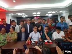 Tim hukum BPN Prabowo-Sandi memberikan keterangan pers usai melayangkan gugatan sengketa Pilpres 2019 ke MK, Jumat (24/5) malam. (VOA/Ghita).