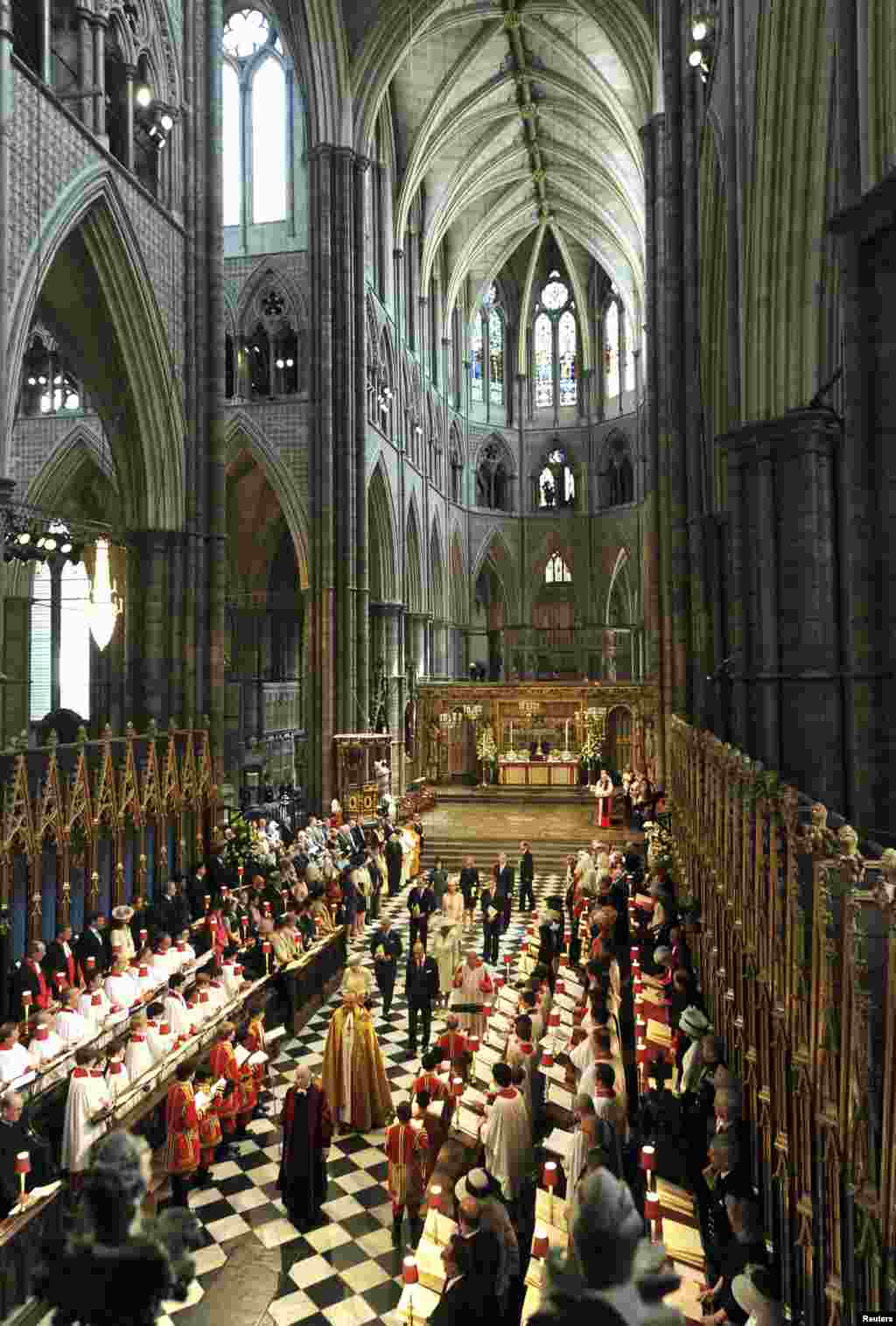 Kraliça Yelizaveta kral ailəsi ilə birlikdə Vestminster Abbatlığında təşkil edilən mərasimdə 4 iyun, 2013-cü il Britain&#39;s Queen Elizabeth departs a service with members of the Royal family celebrating the 60th anniversary of her coronation at Westminster Abbey, London, June 4, 2013. 