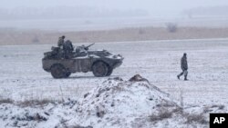 2月16日一名烏克蘭士兵在烏克蘭東部邊境附近。