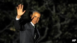 2013年3月19日美国总统奥巴马在华盛顿白宫南草坪向众人挥手