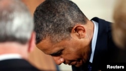 Momento de oración del presidente Barack Obama durante el desayuno de plegaria de pascua en la Casa Blanca.