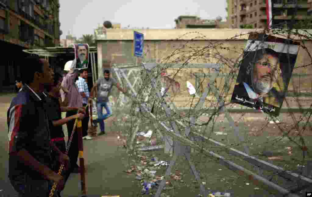 Những người ủng hộ Tổng thống bị lật đổ Mohamed Morsi biểu tình chống các lực lượng cảnh sát tại thành phố Nasr, Cairo.